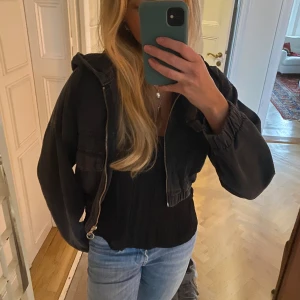 Kort grå vårjacka - Jättesnygg jacka från Urban outfitters, mörkgrått denimmaterial och kort modell + luva. Väldigt bra skick🤍