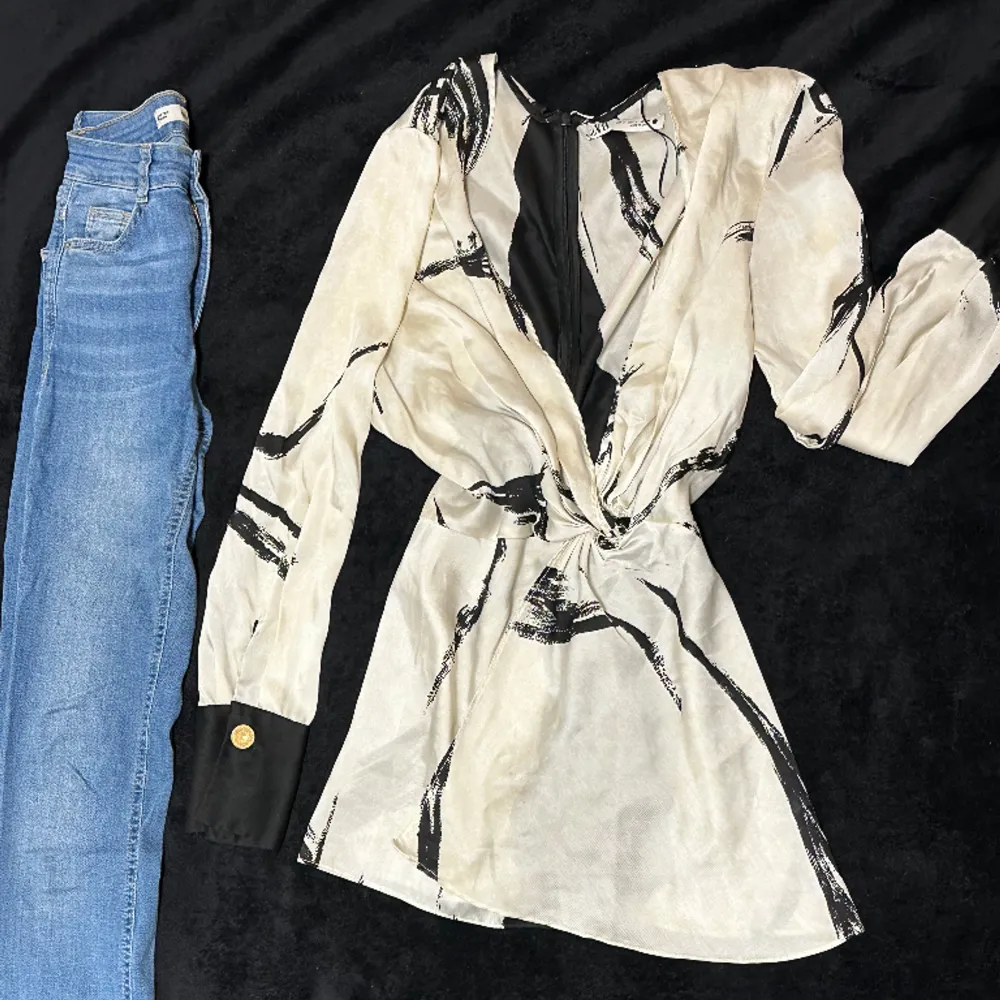 Jeansen är från Gina tricot. Skjortan är från Zara. Passar storlek XS-S. Kan även köpas separat . Skjortor.