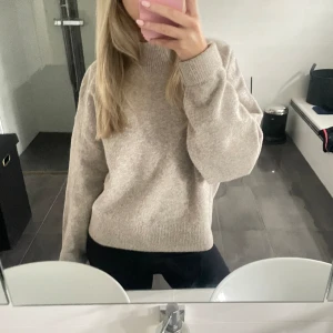 Stickad beige tröja &otherstories  - Stickad halvpolo tröja från &otherstories jättefin beige kall färg. Knappt använd. I storlek m för att bli mer oversized. På sista bilen är färgen 