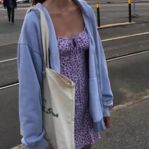 Motel rocks klänning  - Säljer min ursnygga motel rocks klänning i storlek xs då den tyvärr blivit för liten för mig. Inga synliga defekter, samma tyg som på andra bilden men den korta versionen. 