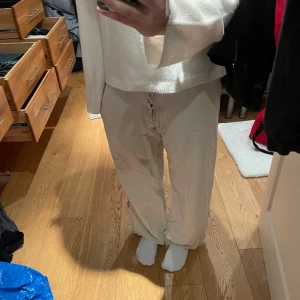 Linnebyxor - Beiga linnebyxor perfekta inför vår och sommaren❤️ Öppen för prisförslag och köp nu💕Passar S-L då de har snören vid midjan💥