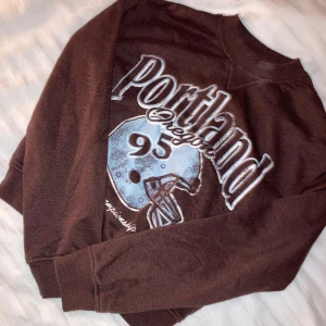 Cool huvtröja med tryck💕 - As cool, brun munktröja med hämtigt vitt och turkost tryck i fram😍 Säljer då den är för liten☹️ Öppen för prisförslag vid snabb affär💕