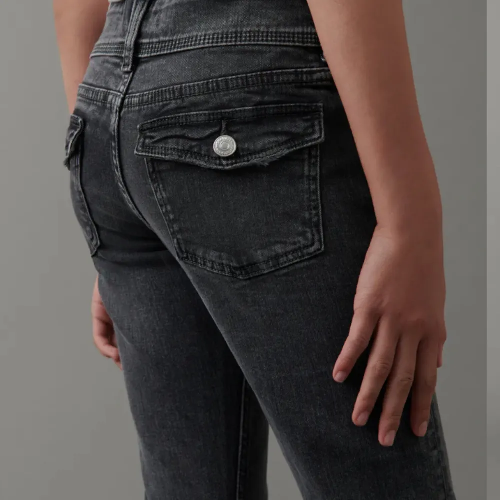 Gina Tricot Young mörkgråa/svarta flare pocket jeans i strl 146, de är använda ganska många ggr men fortfarande i ganska fint skick🤍Kan skicka fler bilder om man vill.. Jeans & Byxor.
