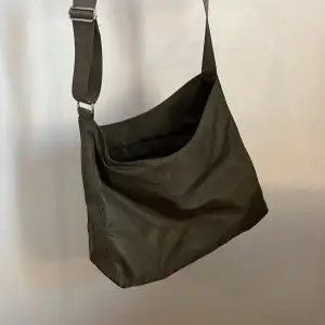 Grön väska från weekday i fint skick, fast ofta använd. Säljer då den ej används längre:)  Nypris:400