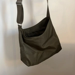Weekday Carry Bag - Grön väska från weekday i fint skick, fast ofta använd. Säljer då den ej används längre:)  Nypris:400