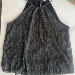 Glittrig festtopp  - Jättefin festtopp från H&M🤍Som ny!