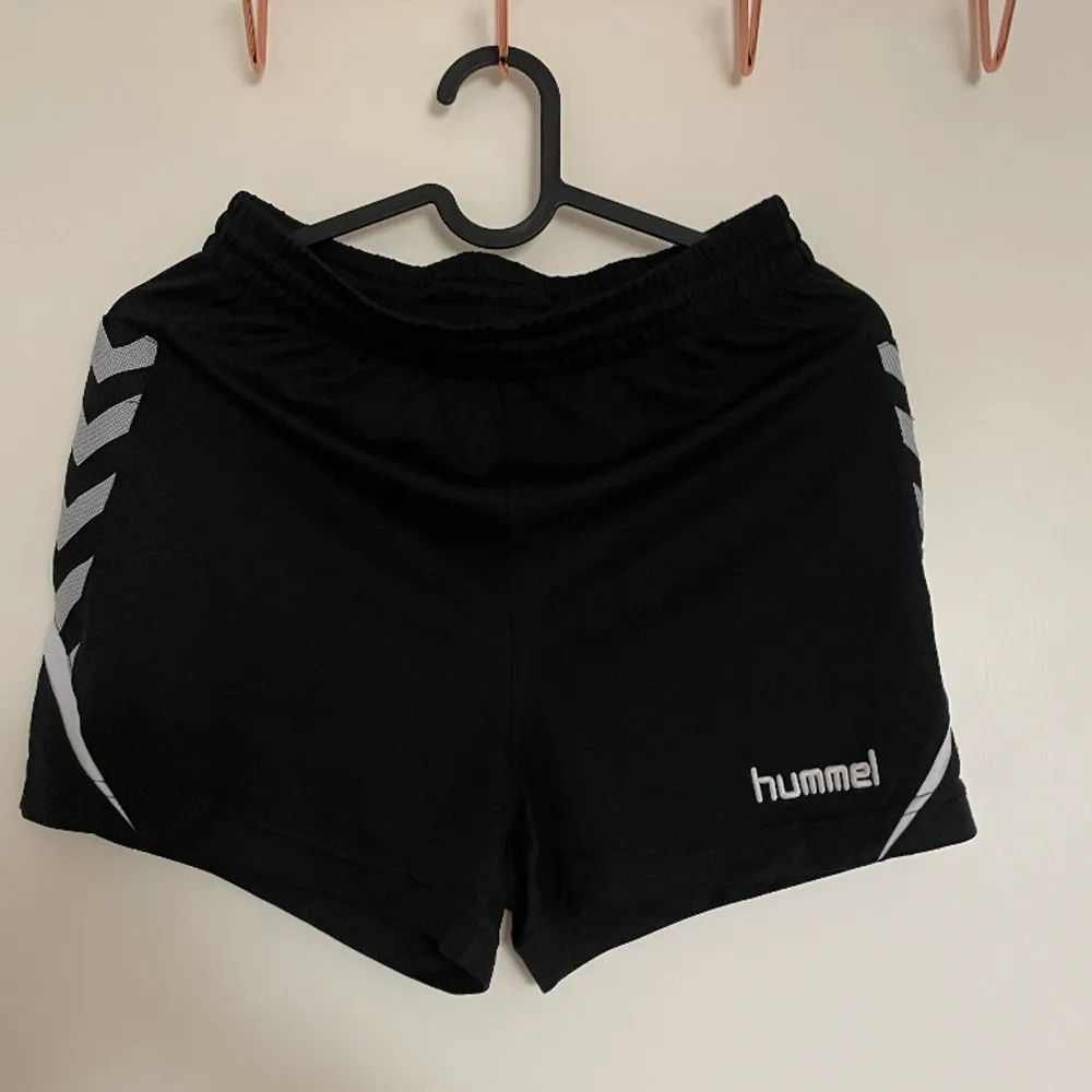 Hummel träningsshorts. Köparen står för eventuell frakt . Shorts.