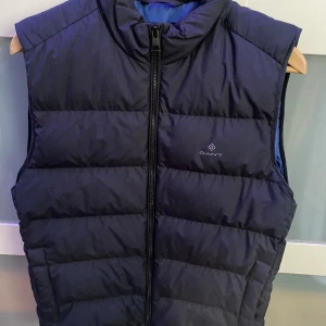 Gant väst storlek M - Gant väst jag inte längre använder. Inga skador eller repor samt knapp använd sen köp.   Pris 900 men kan förhandla vid snabbt köp.