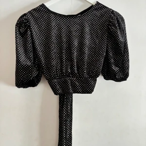 Festtopp - Superfin festtopp med unik design med knyt ibak och puffärmar, är något croppad!! Använd vid ett tillfälle, säljer pga. blivit för liten🫶🏻