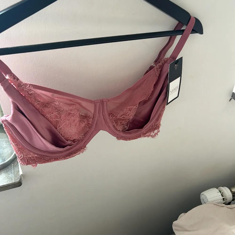 Jättesöt bh från hunkemöller(den är lite ljusare än på bilden)🤩💓helt oanvänd med prislapp kvar-nypris 449-köpare står för frakt . Övrigt.