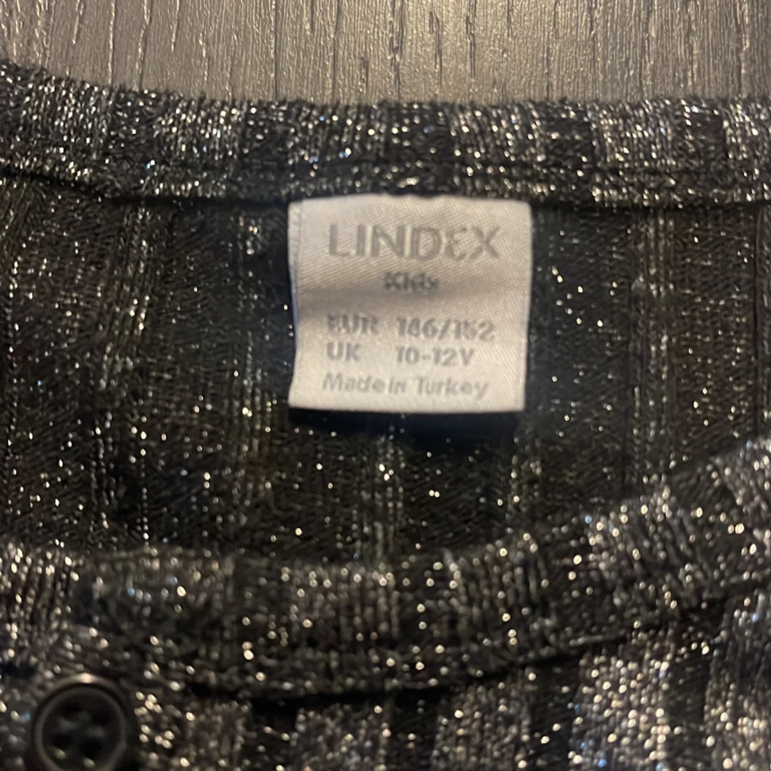 En glittrig långermad tröja - 90