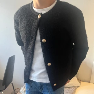Svart stickad kofta med knappar  - Super fin kofta som tyvärr inte kommer till användning längre, nästan aldrig använd.