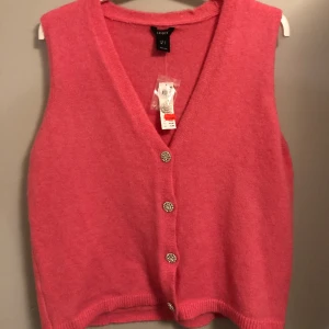 Sweaterwest  - Västen är hot pink och har fortfarande lapparna kvar. Storleken är S men jag anser att den passar mer som en M. 