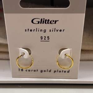 Guldörhänge från Glitter. 18k platerade, under 925 sterling silver. Använda fåtal gånger