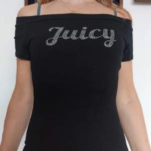 Jättefin of shoulder topp, ganska lång men snygg😍 Inte äkta juicy couture därav priset