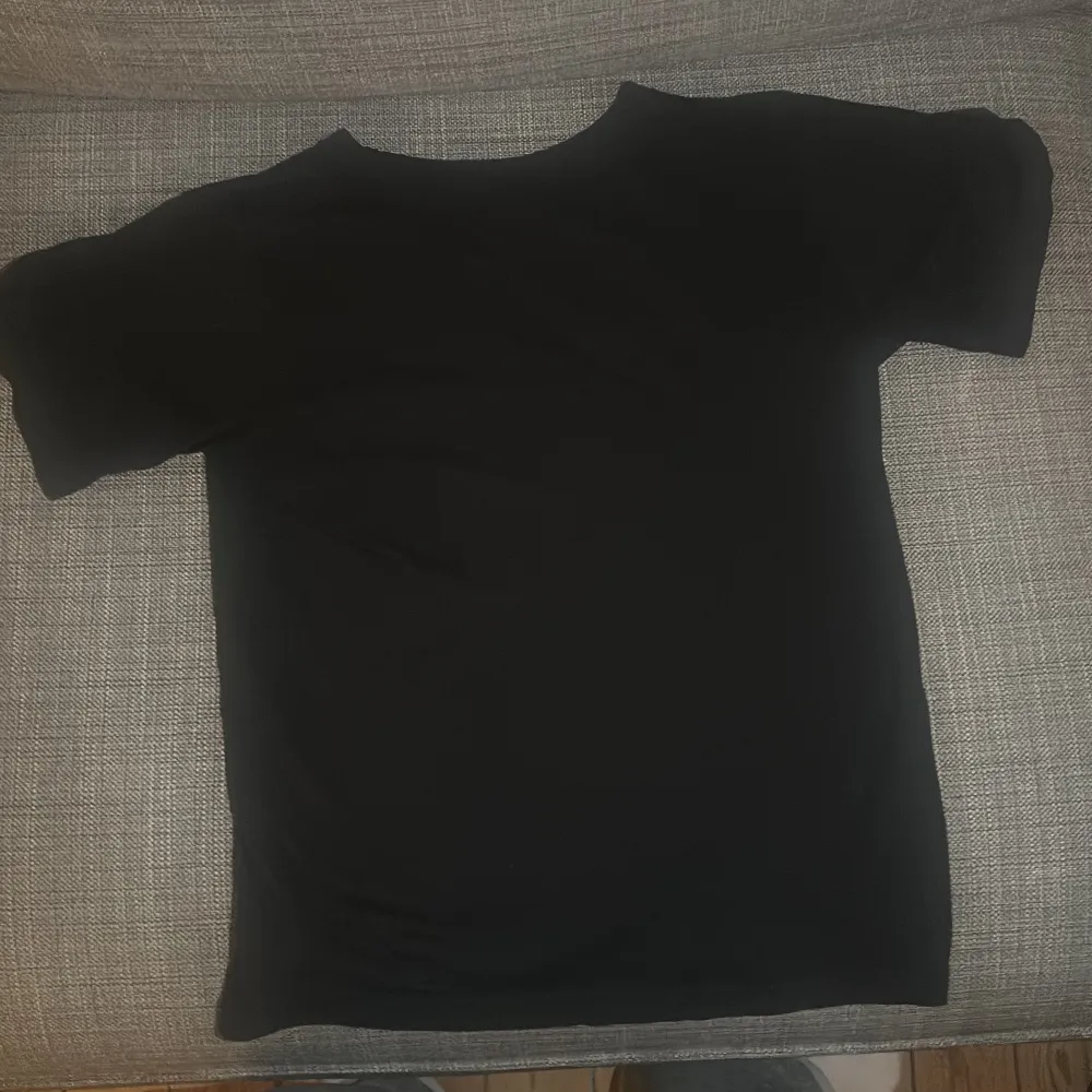 Säljer denna fina svarta T-shirt från 2000-talet då de nu inte längre kommer till användning skriv gärna för fler bilder (på) eller andra frågor!💗. T-shirts.