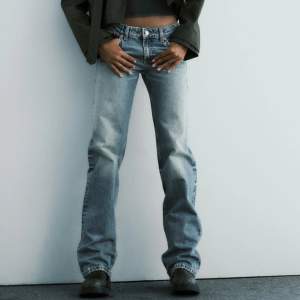 Säljer mina lågmidjade jeans från zara, de är helt oanvända och slutsålda på hemsidan! 💙