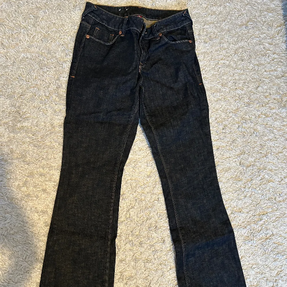 Super snygga jeans med låg midja från Gina tricot. Lite slitna längst ner baktill, inget som syns super mycket.. Jeans & Byxor.