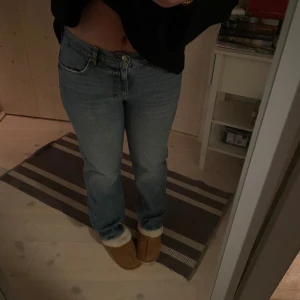 Gina trico jeans - Jätte fina jeans i nyskick från Gina tricot i modellen ”low straight jeans - regular” Skriv för mer bilder💕