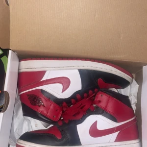 Air Jordans 1 mid  strl 38,5 - Säljer mina knappt använde röda jordans då de inte är min still och kommer inte till någon användning. Passar de som har strl 39 också. Nypris: 2299 kr Säljer för: 700  kr Slutsålda Pris kan diskuteras 💗