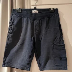 Stone Island shorts - De är i ganska använt skick. Märket finns, men satt inte på när jag fotade.  Storlek 170/14 år