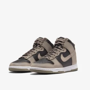 Nike Dunk - Nike dunk high “fossil moon” I storlek 39. Använda 3 gånger utan några fel på skorna, helt rena och utan några creases så dom är i perfekt kondition. Säljs på hemsidor från 2500kr