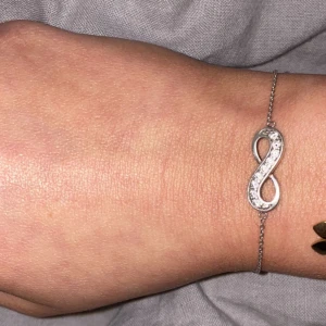 Sterling silver armband  - Super gulligt armband i äkta silver 🫶säljer då jag använder guld! Köpt på guldfynd nypris 699