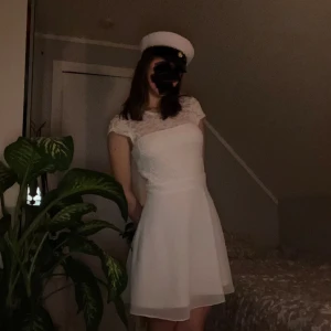 Klassisk studentklänning - Storlek 36 i gott skick! Superfin och klassisk studentklänning. Bekväm och har både dragkedja i ryggen och såndär ”krok”.  Underkjol✅Dubbelt tyg på överdelen✅ Luftigt material✅ Stannar nere när man hoppar✅