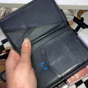Ny plånbok - Mycket plats fin och får plats i fickor och små påsar