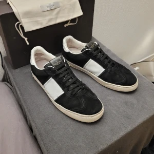 Valentino Flycrew - Extremt feta flycrews i färgen svart! Cond 7/10. Box, papper och dustbag ingår! Saknas 9 nitar därav det låga priset!