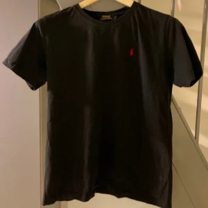 Polo Ralph Lauren Tshirt - Svart tshirt av Ralph Lauren. Storlek XL.