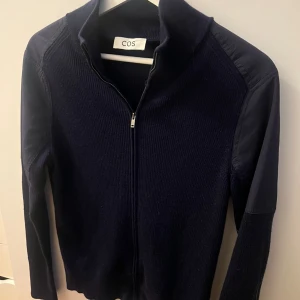 Zip hoodie  - Säljer min zip hoodie från COS, nästan oanvänd😊 nypris 1000kr