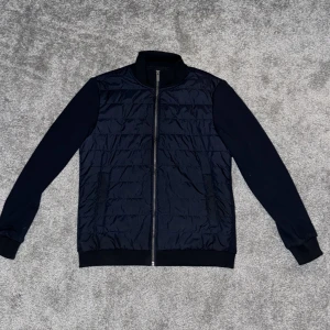 Bläck cardigan - Hej, Jag säljer nu denna riktigt snygga jackan pågrund av att den inte kommit till användning. Jackan är i nyskick 10/10. Tveka inte på att höra av dig om du har en fråga!😊MVH Fabian 