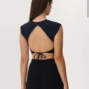 Svart topp - Skit snygg svart topp från ÁVORA, Bianca Ingrosso märke. Aldrig använd och har lapparna kvar.💕💕💕Orginalpris 600kr mitt pris 350kr.