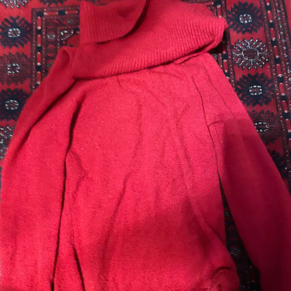 Fin röd stickad tröja. Väldigt mysig, rekommenderar att ha ett linne eller så under för kan klia. Litet litet hål under armhålan men annars mycket bra skick. Perfekt nu till jul. Stickat.