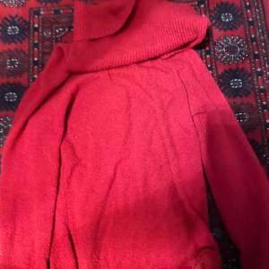 Fin röd stickad tröja. Väldigt mysig, rekommenderar att ha ett linne eller så under för kan klia. Litet litet hål under armhålan men annars mycket bra skick. Perfekt nu till jul