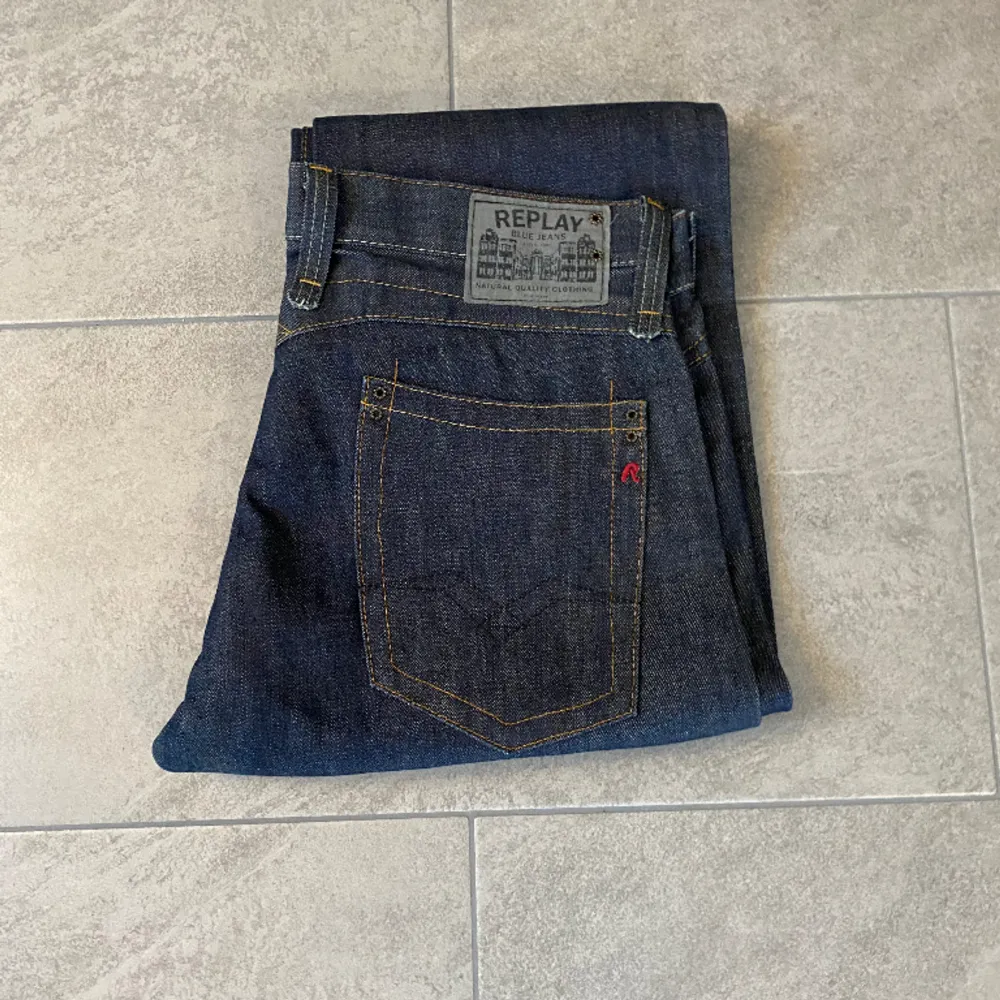Tja, säljer dessa nästan helt nya replay jeansen. Skulle säga att skicket är 9/10 dom är ganska stora i passformen. Skriv vid fler bilder/funderingar.. Jeans & Byxor.