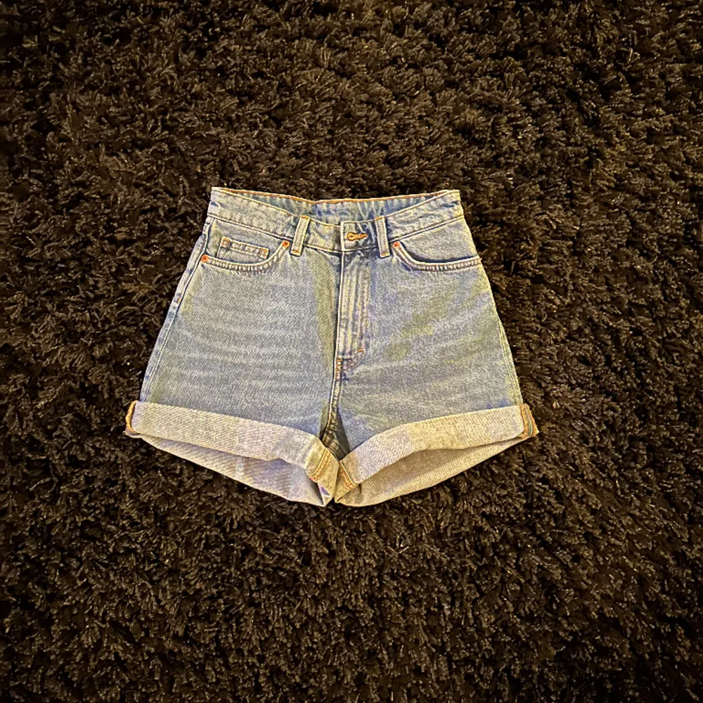 Jeansshorts från Monki. Aldrig använda. . Shorts.