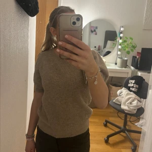 Stickadtshirt med puffärmar - Söt beige stickad tshirt med puffärmar från veromoda.