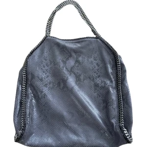 Stella McCartney falabella - Säljer min Stella McCartney falabella väska i bra skick☺️ Den stora modellen, snakeskin. Lite oxidering på en del av kedjan (se sista bilden). Jag har fler bilder. Säljs även på vestiaire för en säkrare affär😊💕