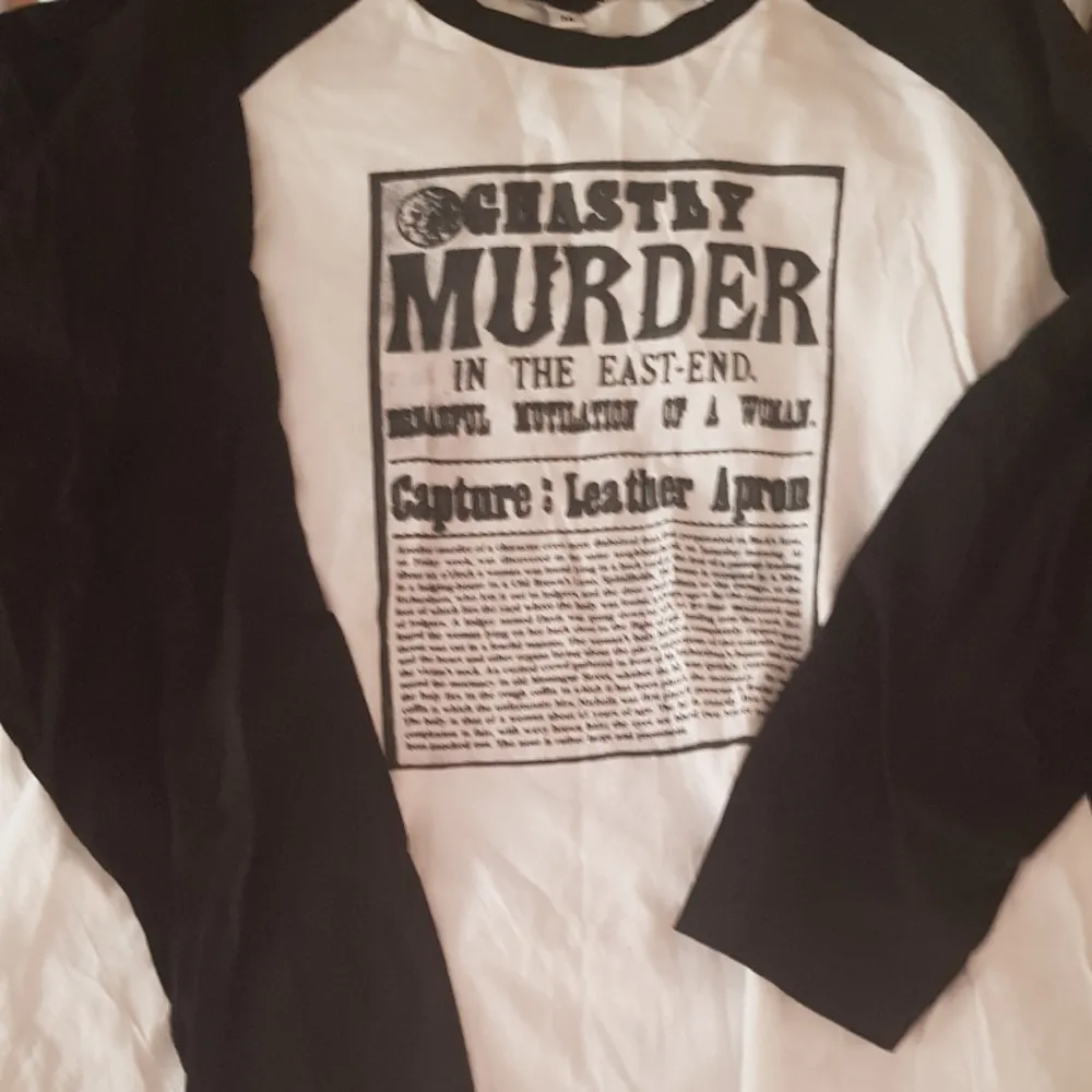 Långärmad T-Shirt med tryck Murder in east end. T-shirts.