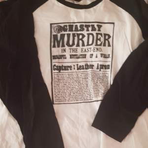 Långärmad T-Shirt med tryck Murder in east end