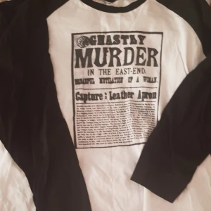 Långärmad T-Shirt  - Långärmad T-Shirt med tryck Murder in east end