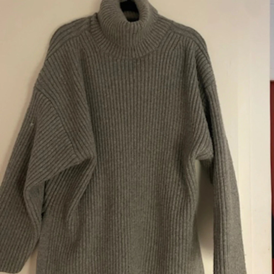 Grå stickad tröja  - 90