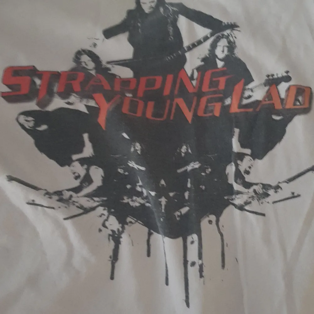 Bandtröja med Strapping young lad tryck.. T-shirts.