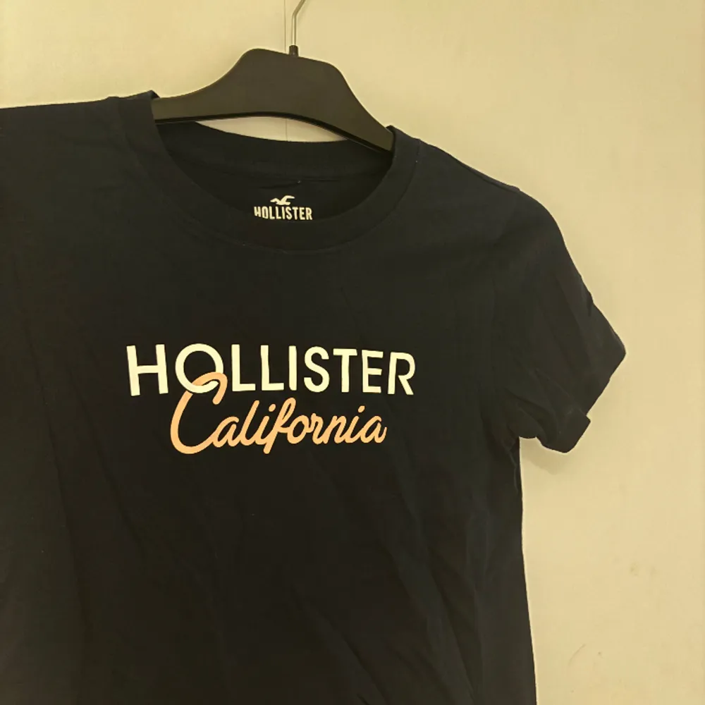 Superfin marinblå t-shirt från Hollister i ett tunt svalkande material, Superskön på sommaren!! Säljer pga. att den blivit för liten🫶🏻 Knappt använd . T-shirts.