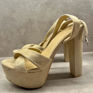 Klackar beige - Beigea klackar i strlk 39. Höjd 10 cm. Endast använda inomhus☺️