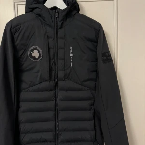 Sail Racing Antarctica Hybrid Hood - Jacka från Sail Racing i storlek M. Köpt för cirka två år sedan för 3499 kr. Använd fåtal gånger, så i gott som i nyskick. Pris går att diskutera!