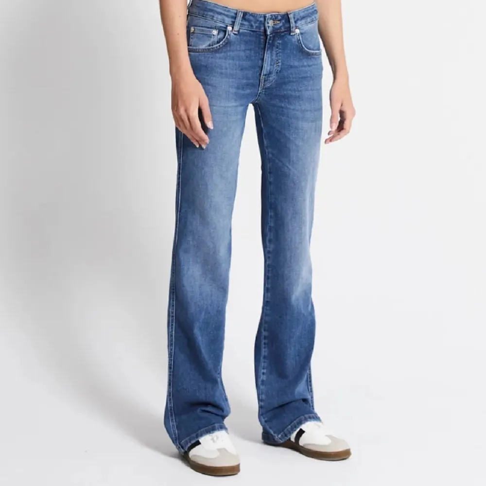 Säljer dessa fina jeans från lager, aldrig använda . Jeans & Byxor.