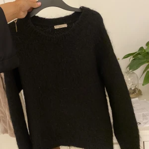 Svart stickad tröja - Säljer min helt vanliga svarta stickade tröja och supermysigt matrial. Storlek M❤️